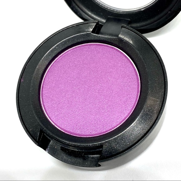 MAC Eyeshadow “Vibrant Grape” NWOB Limited Edition - Picture 4 of 7